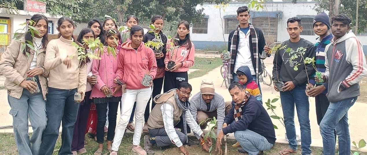 छात्रों ने अस्पताल परिसर में लगाया पौधा