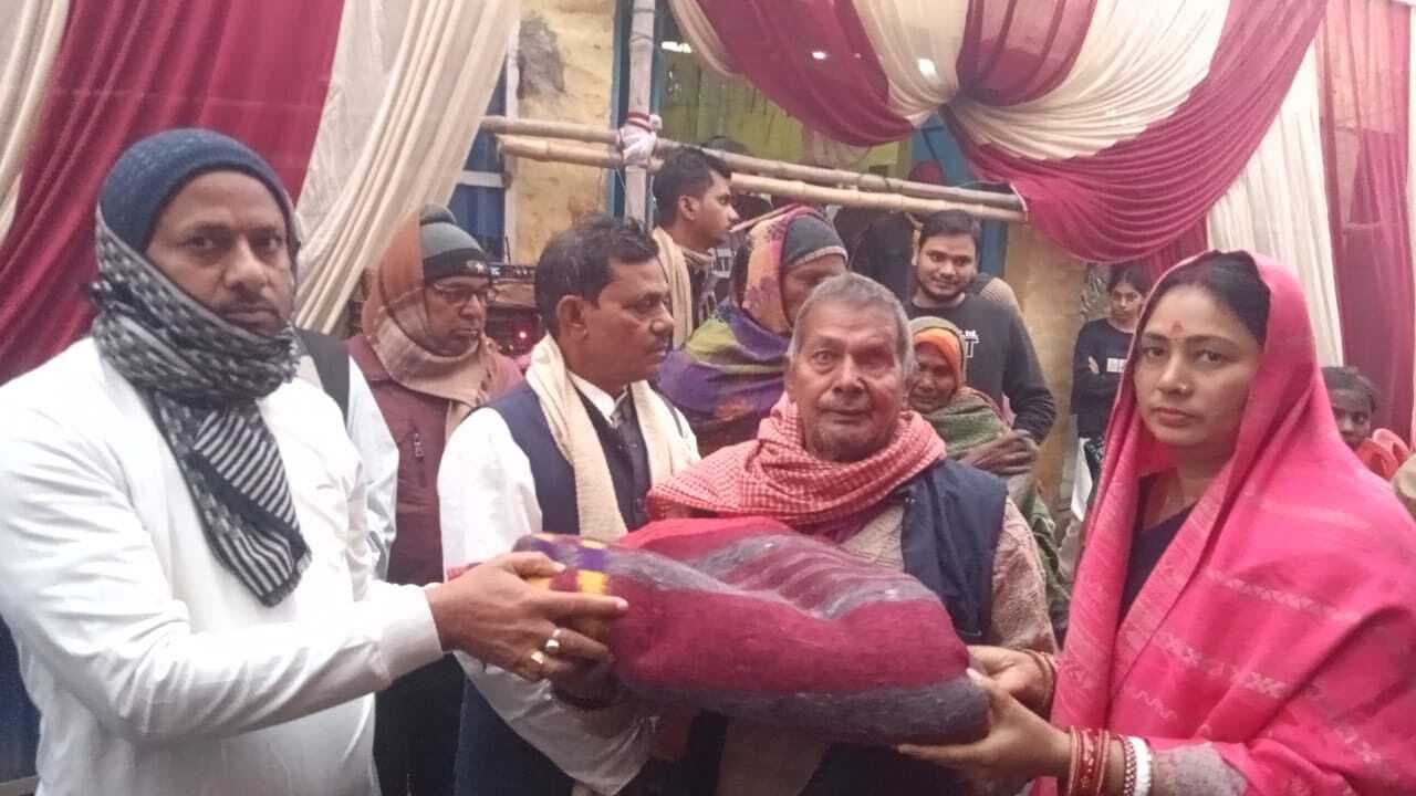 पुण्यतिथि पर जरूरतमंद लोगों के बीच कंबल वितरित