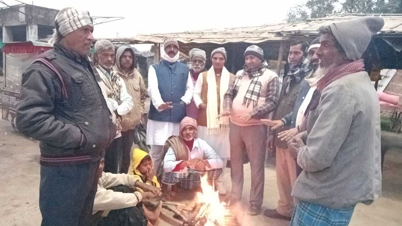 कड़ाके की ठंड में ठिठुर रहे लोग, अलाव की व्यवस्था नहीं