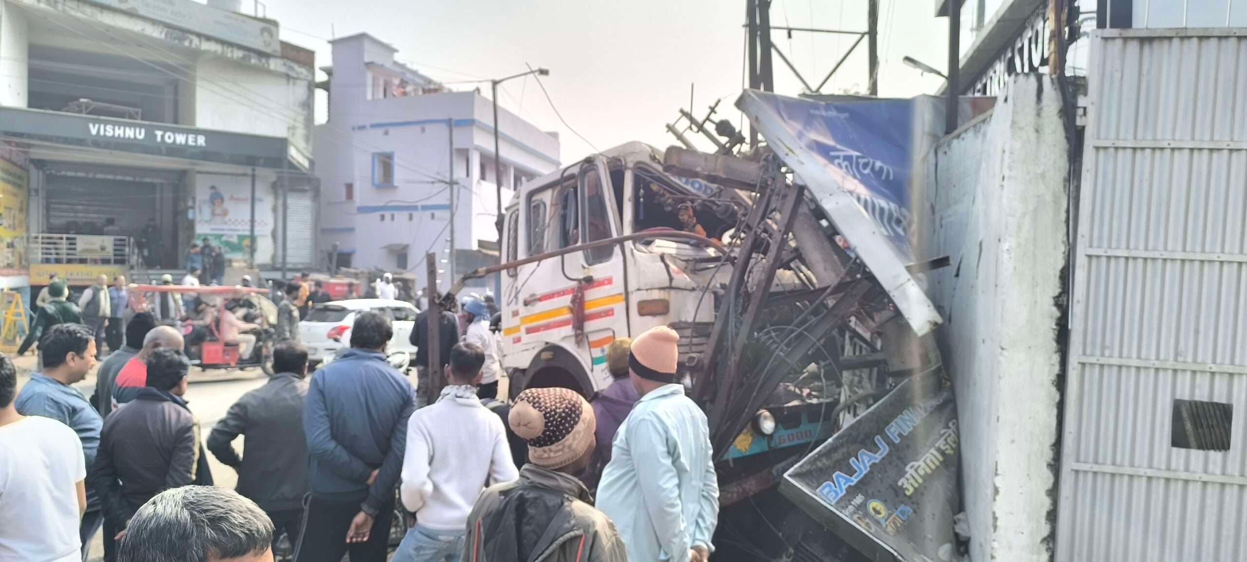 Giridih News :बिजली पोल से टकराया ट्रेलर, ट्रांसफॉर्मर क्षतिग्रस्त