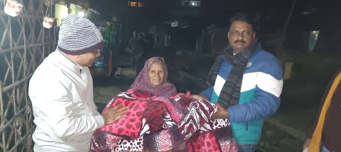 बसंतराय प्रखंड में शीतलहर के बीच गरीबों और असहायों में कंबल वितरित