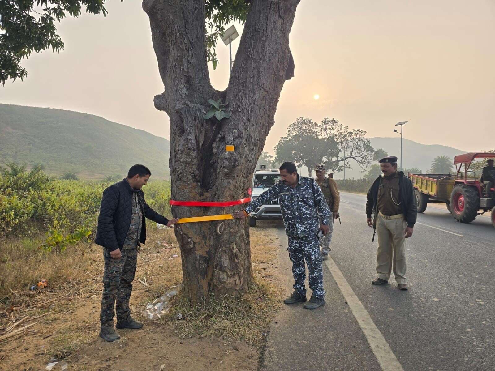 Giridih News :गिरिडीह-डुमरी रोड में पेड़ों पर लगाये गये रेडियम टेप