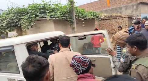 साइबर ठगी के आरोपी दो युवकों को ग्रामीणों ने पकड़े