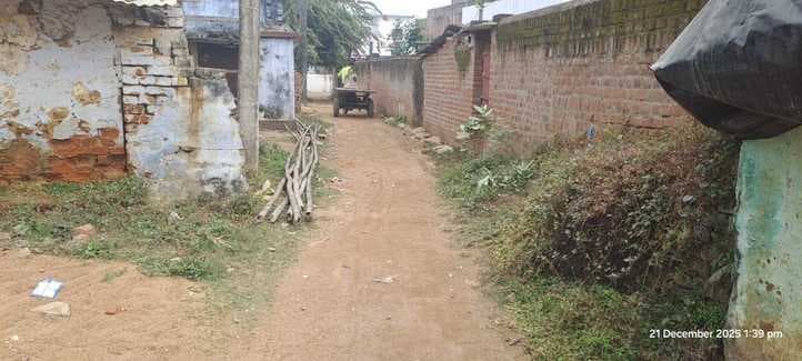 चपरासी मुहल्ला में कच्ची सड़क से आवागमन प्रभावित, मुहल्लेवासियों ने की पक्की सड़क की मांग