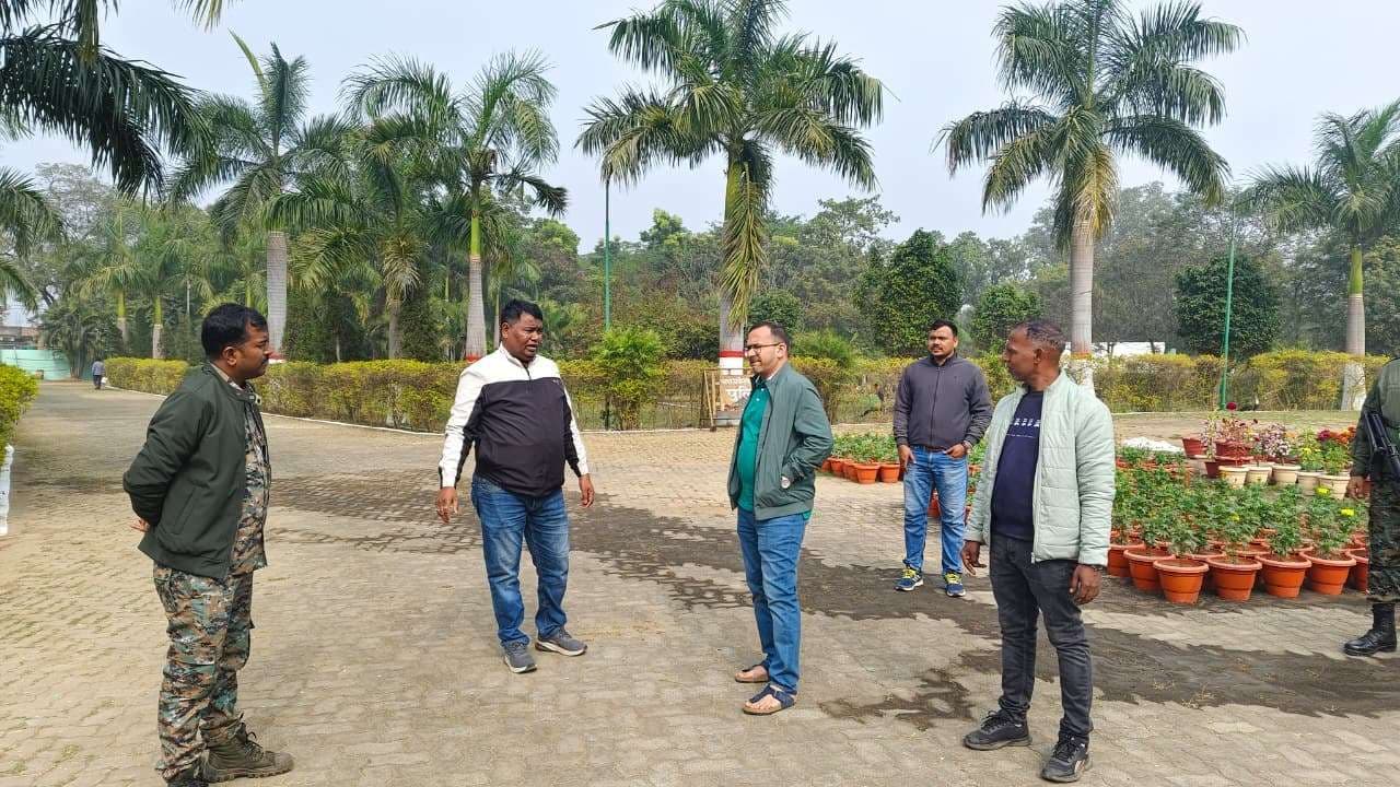 Seraikela Kharsawan News : बैरिकेडिंग, सीसीटीवी सहित सभी कार्य 25 तक पूरा करने के निर्देश