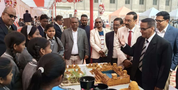 Chaibasa News : टीमवर्क व आत्मविश्वास बढ़ाते हैं विज्ञान प्रदर्शनी जैसे आयोजन