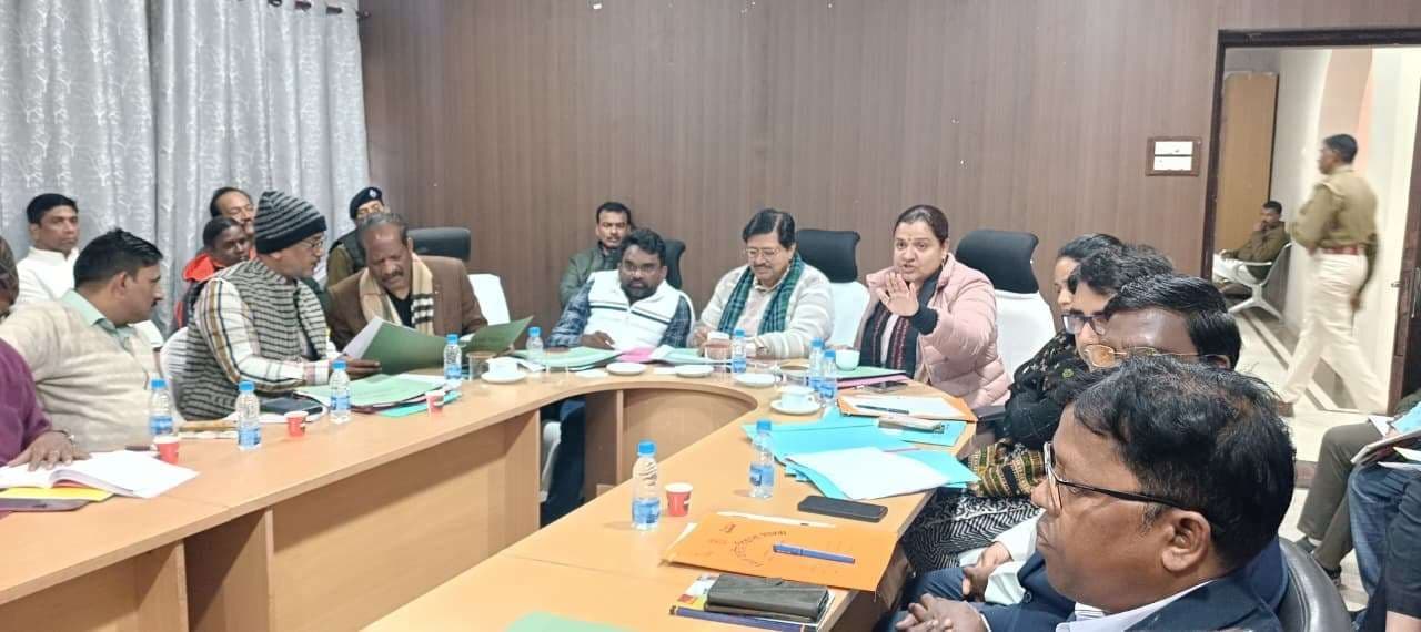 Seraikela Kharsawan News : कंपनियों से फैल रहे प्रदूषण पर नियंत्रण कर रिपोर्ट भेजें