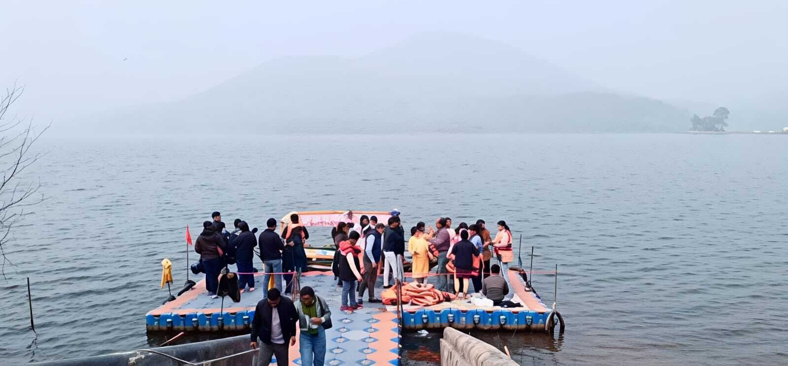 East Singhbhum News : कोहरे और बादलों के बीच बुरुडीह पहुंचे पर्यटक, मस्ती की