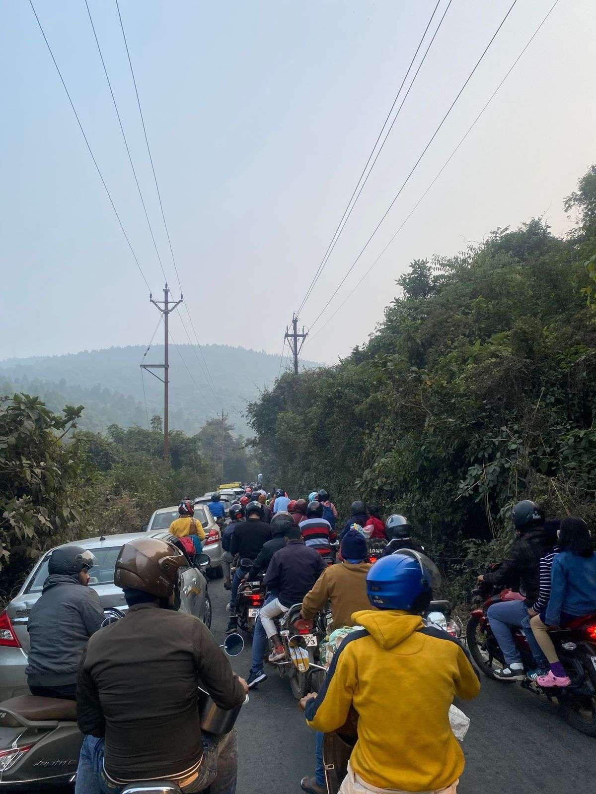 Jamshedpur News : पिकनिक मना कर लौट रहे सैलानी जाम में फंसे