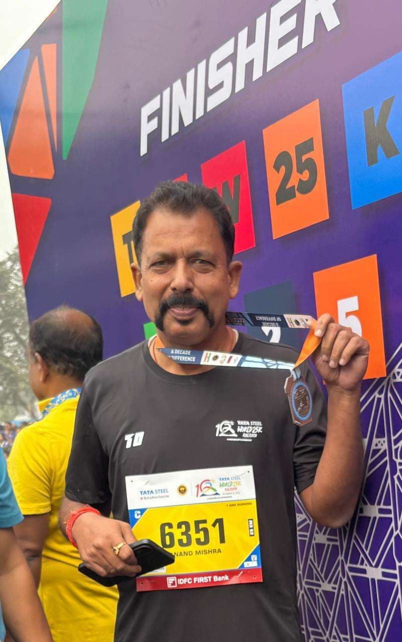 Jamshedpur News : साकची थाना प्रभारी आनंद मिश्रा ने 25 किमी की मैराथन 2:27:45 घंटे में पूरी की