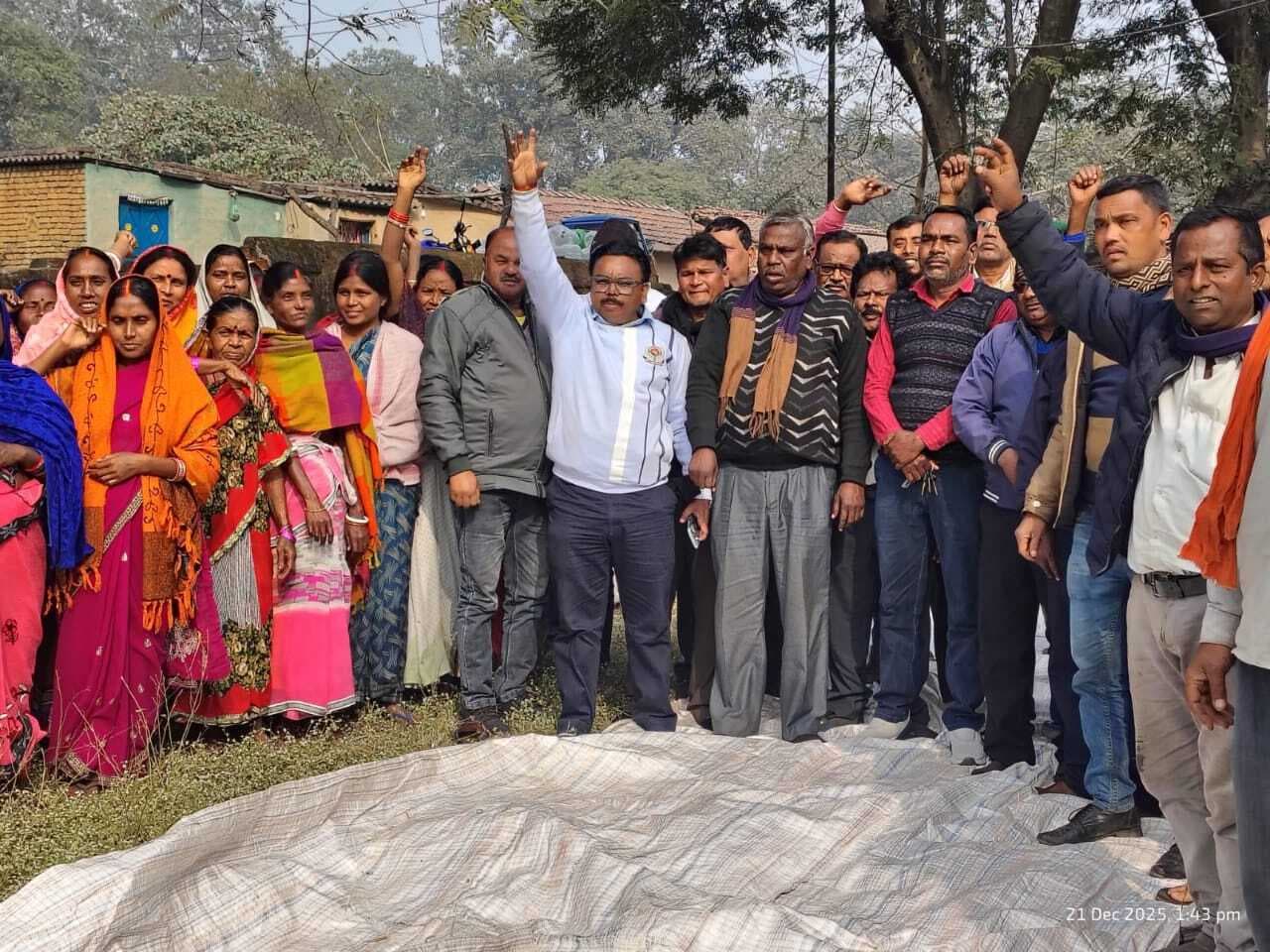 Dhanbad News: आवास खाली करने के नोटिस के विरोध में प्रदर्शन