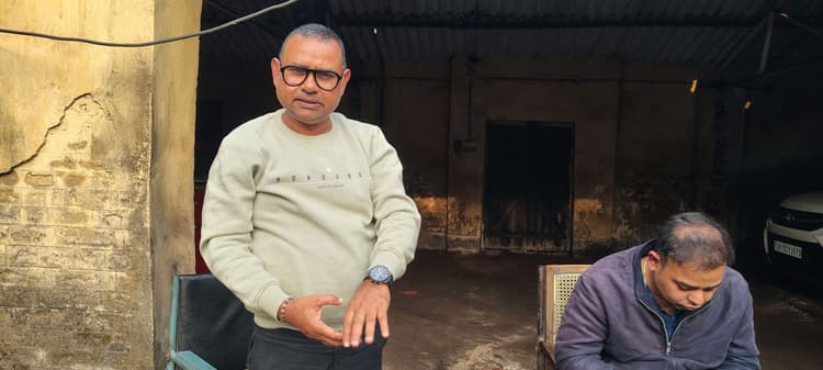 Dhanbad News: ब्लास्टिंग का विरोध, अधिकारी से धक्का-मुक्की