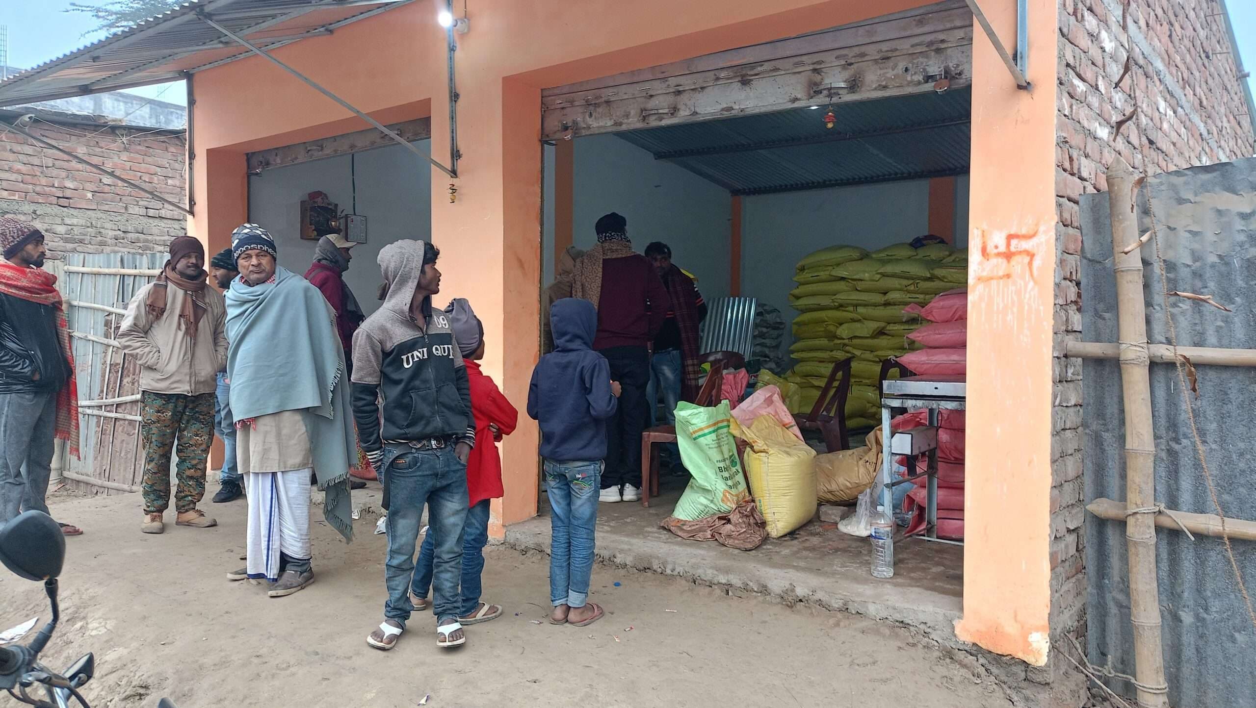 दो दुकानों में चोरी, नगदी सहित बीज भी ले गये चोर