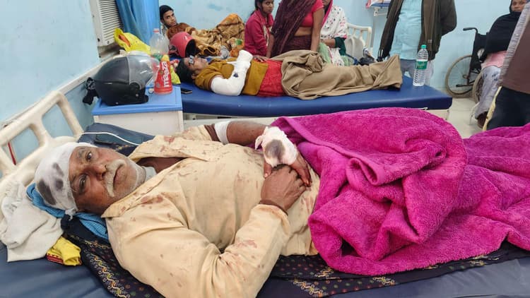 पूर्व के विवाद में दंपती समेत तीन लोगों को पीटा