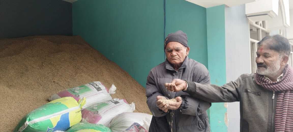 पुरैना पैक्स की लापरवाही से किसान परेशान, धान की खरीद नहीं होने से बढ़ गयी चिंता