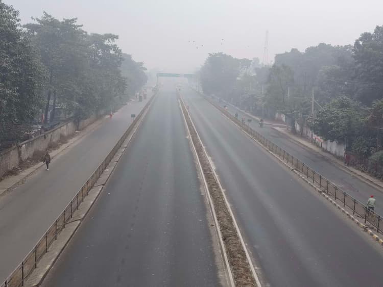 ठंड का प्रकोप बढ़ा, कोहरे ने थामी वाहनों की रफ्तार