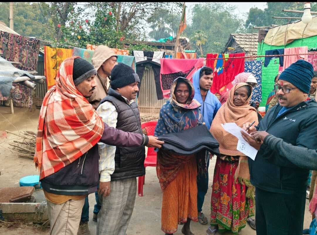 दक्षिणी लालगंज पंचायत के समाजसेवी ने बांटा कंबल