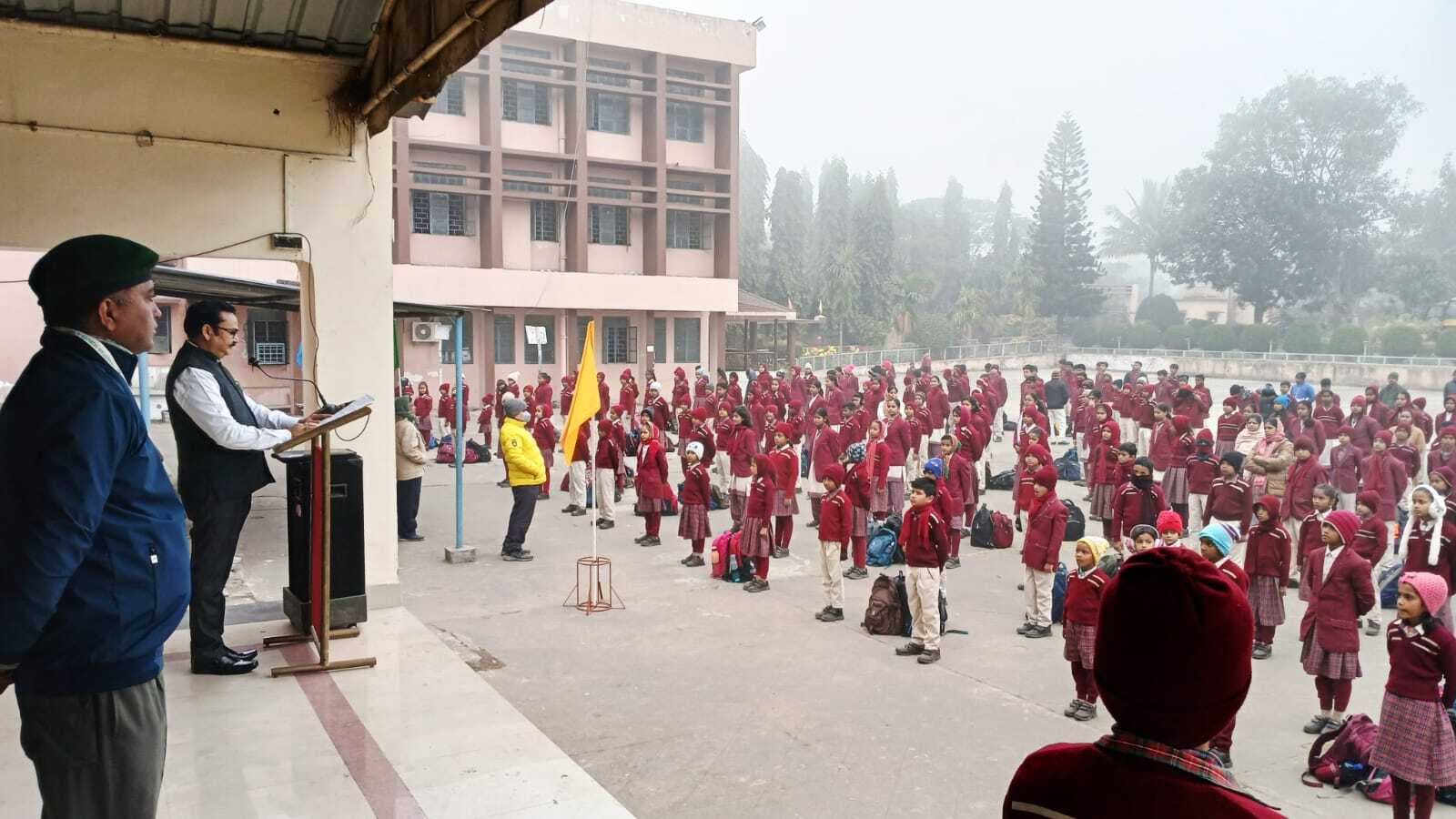 स्काउट-गाइड शिविर में छात्र-छात्राओं को मिला प्रशिक्षण