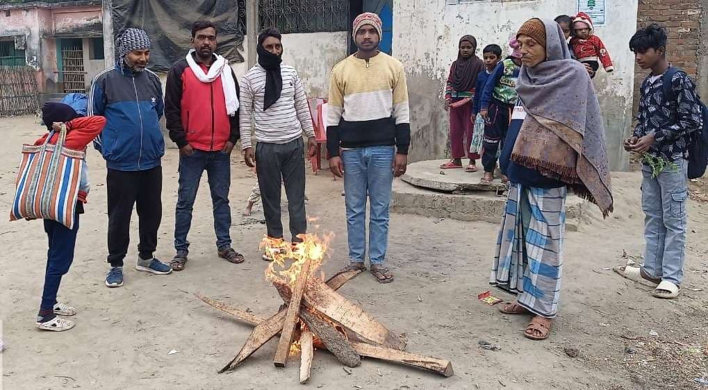 नगर पंचायत ने करायी अलाव की व्यवस्था