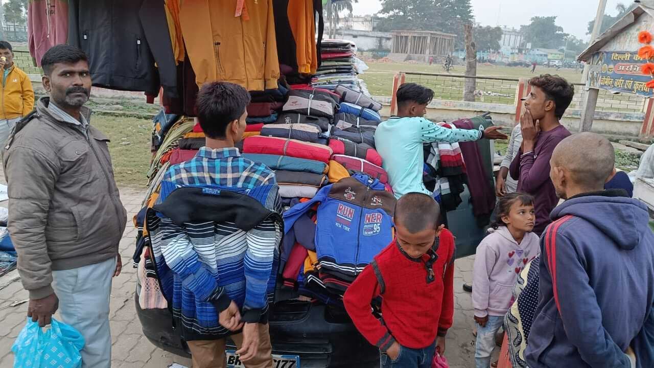 शीतलहर और कोहरे से जन-जीवन बेहाल, अलाव के सहारे कांपते लोग