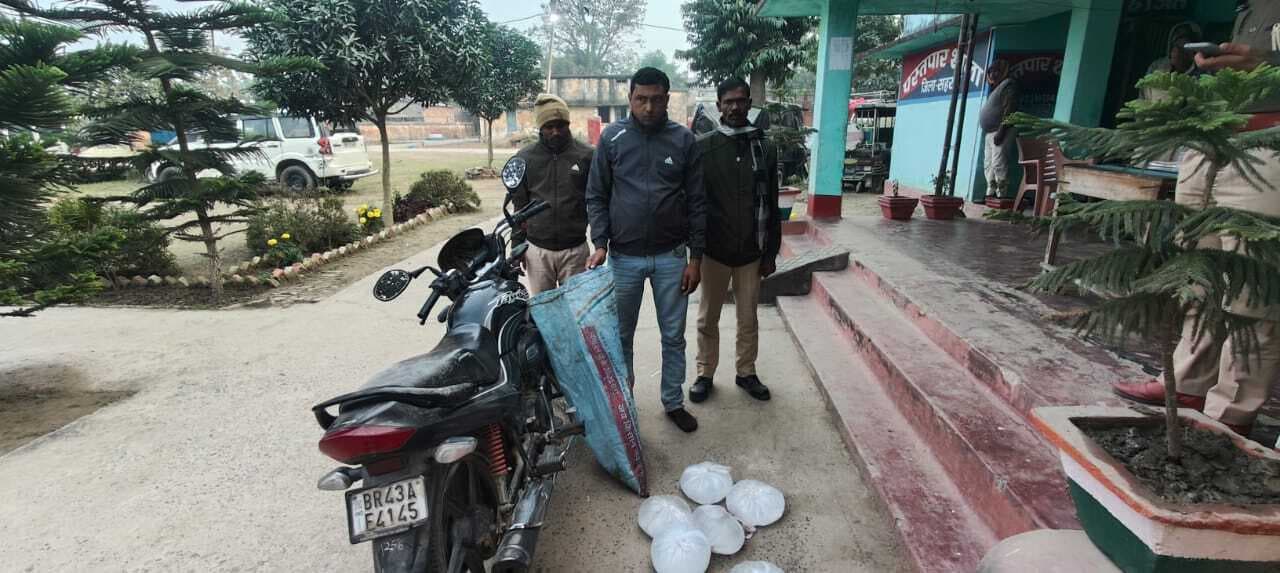 15 लीटर देसी चुलाई शराब के साथ तस्कर गिरफ्तार