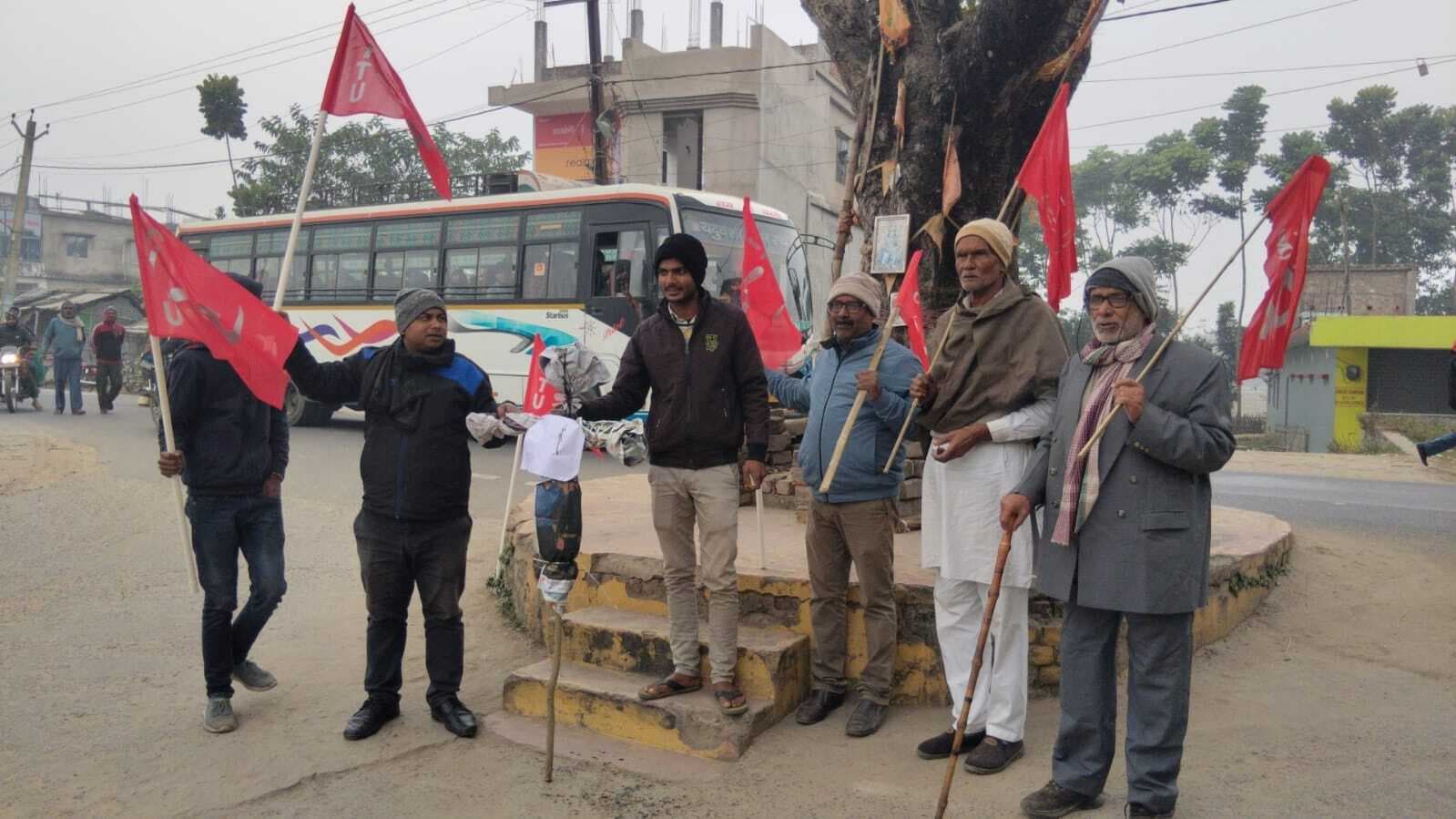 सरकार की जन विरोधी नीतियों के विरुद्ध फूंका पुतला