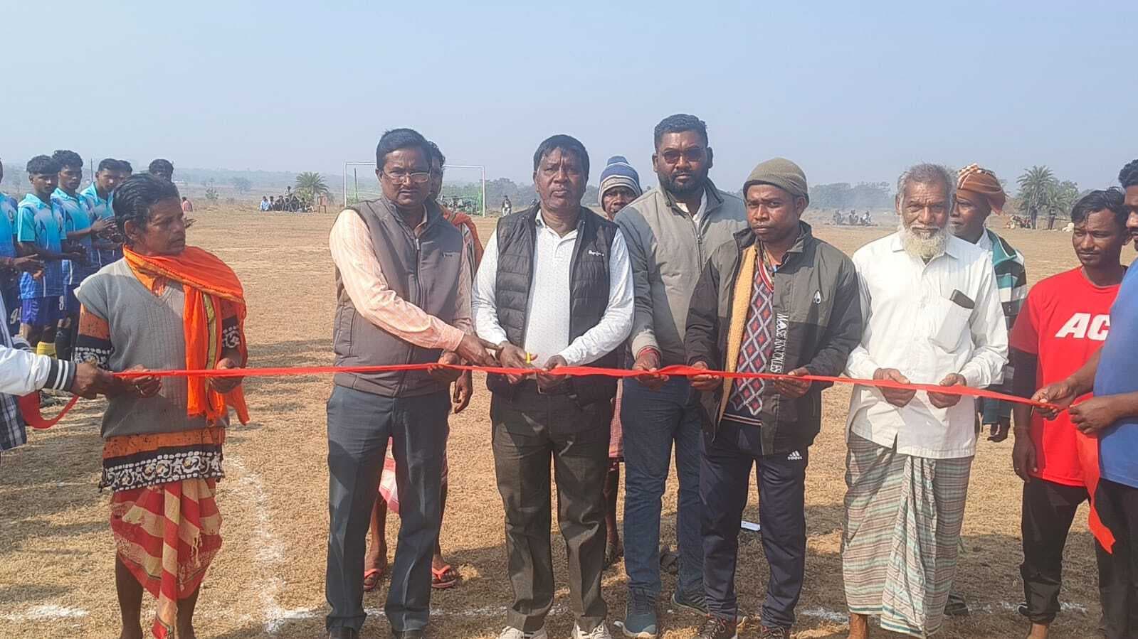 महेशपुर में तीन दिवसीय फुटबॉल टूर्नामेंट शुरू