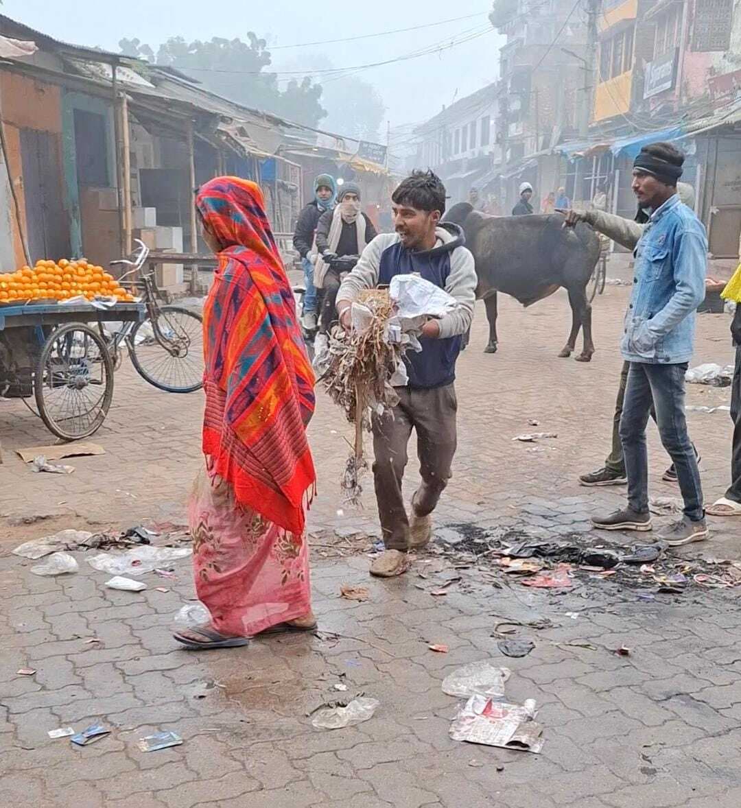 मजदूरी नहीं मिलने पर नगर सफाइकर्मिायें ने नहीं किया काम