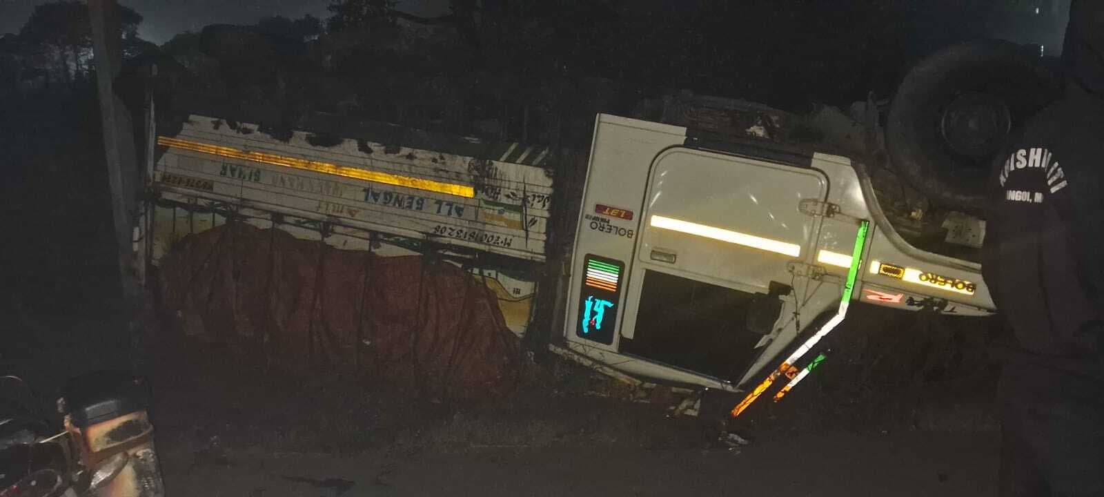 मछली लोड पिकअप व कैंपर वाहन में जोरदार टक्कर, बाल-बाल बचा चालक