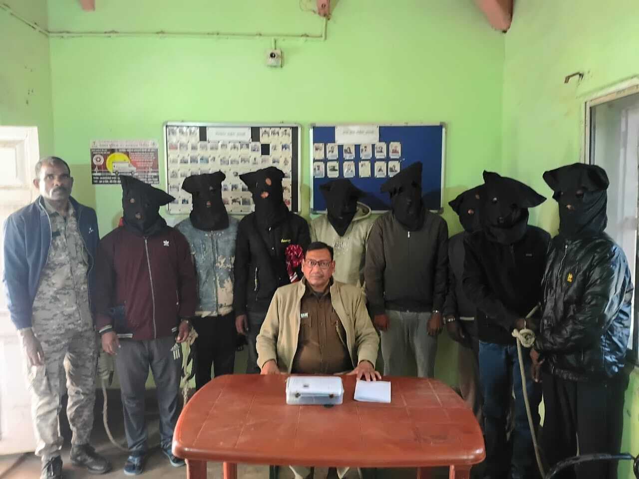 Deoghar News : कैशबैक का लालच देकर खाते खाली करने वाले आठ साइबर आरोपित गिरफ्तार