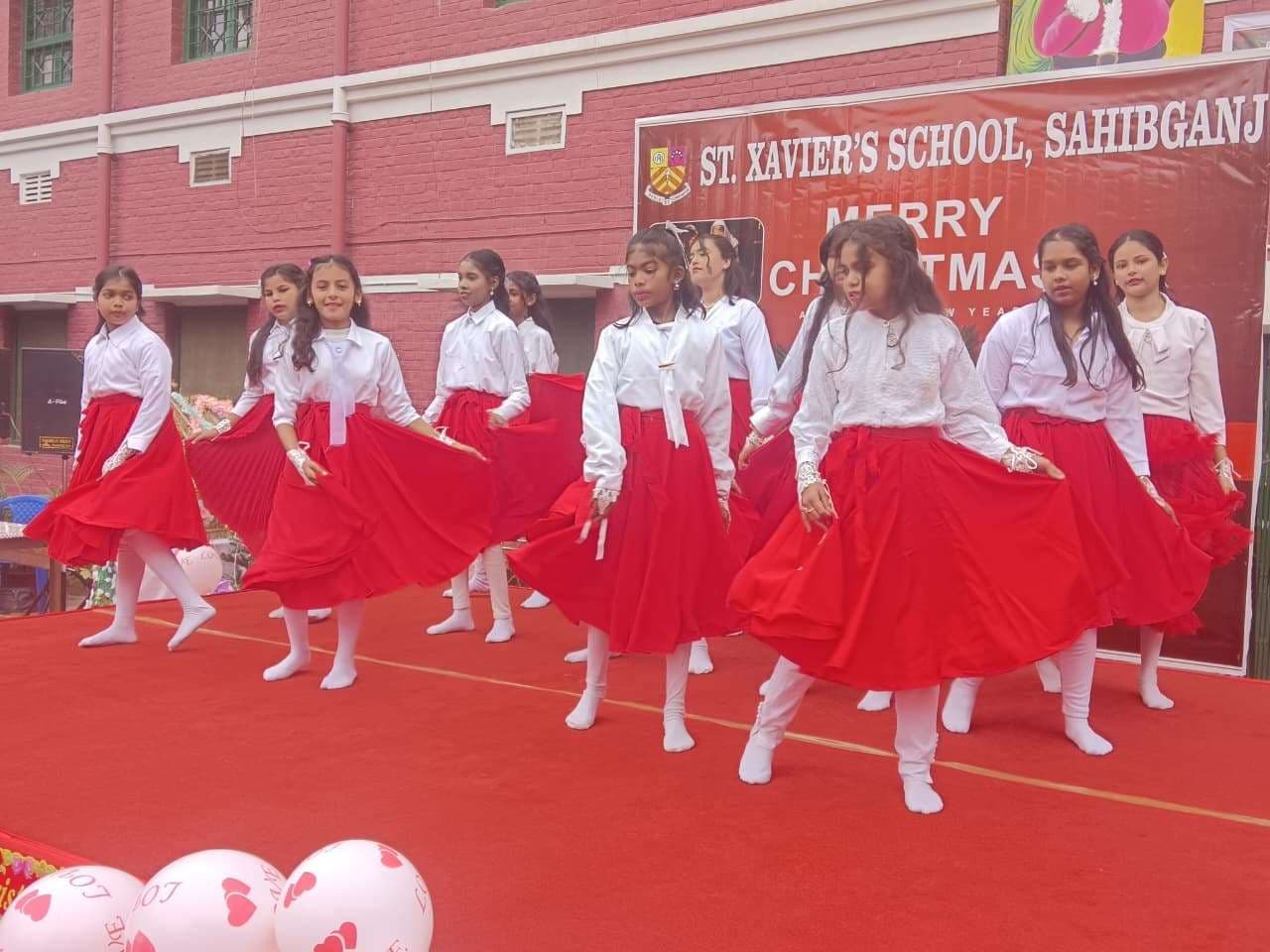 छात्र-छात्राओं ने प्रभु यीशु को किया याद, क्रिसमस गीत गाकर मोहा मन