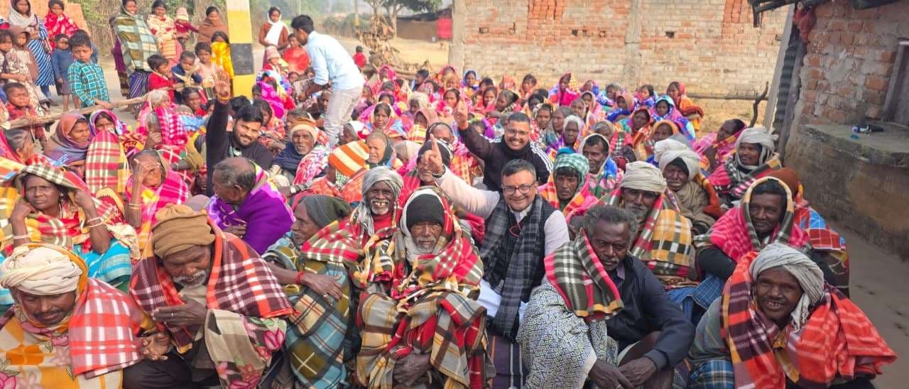 पांच सौ से अधिक जरूरतमंदों के बीच कंबल का वितरण