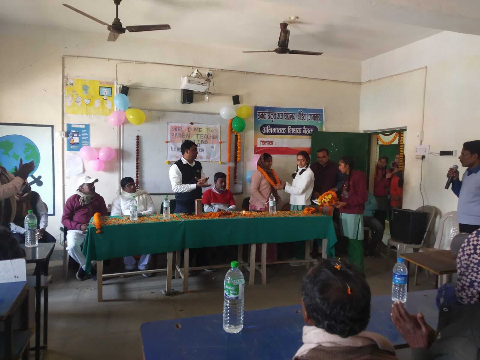 अभिभावक बच्चों को नियमित रूप से भेजें स्कूल