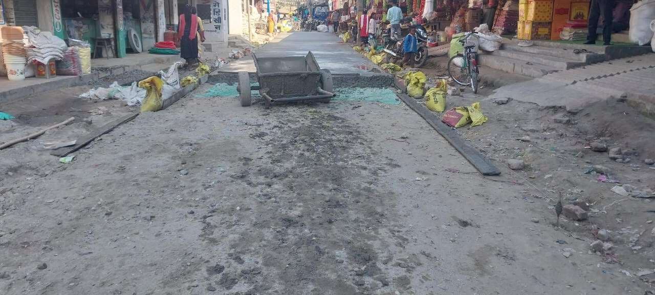 सड़क निर्माण कार्य में अनियमितता का आरोप