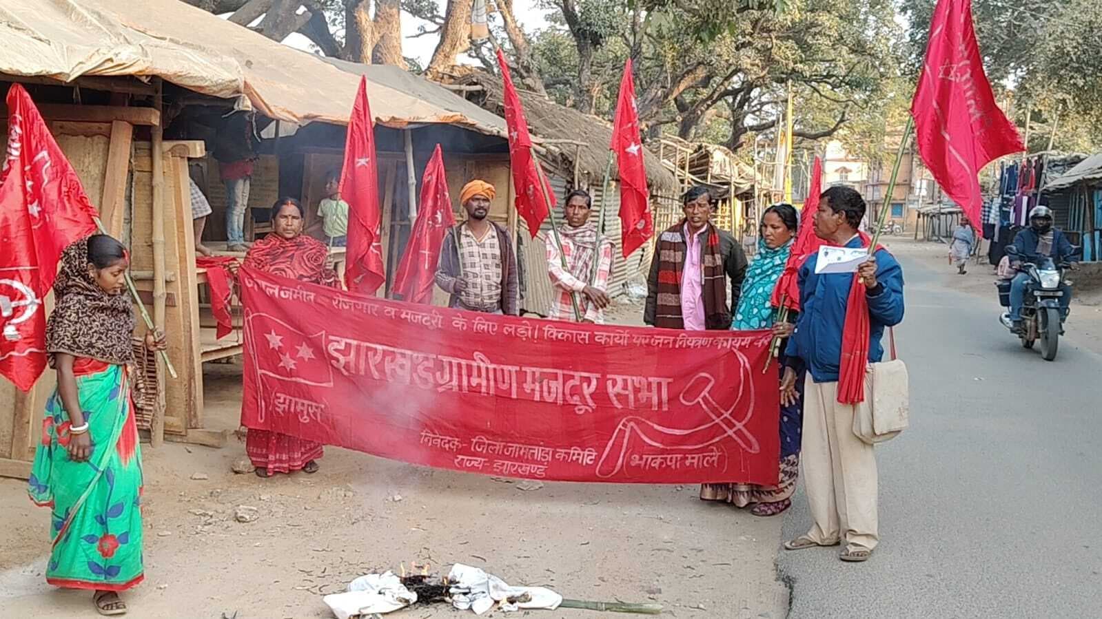 भाकपा माले ने रैली निकाल पीएम का किया पुतला दहन