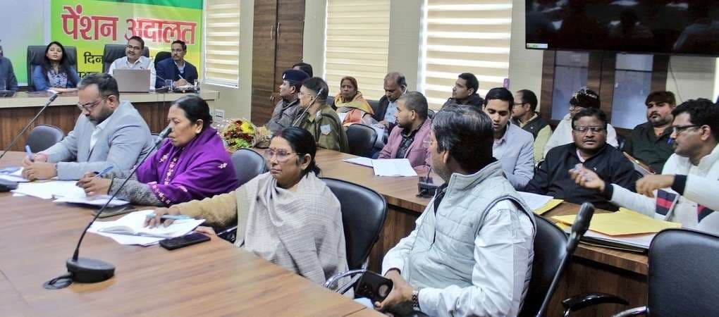 Bokaro News : पेंशन संबंधित लंबित आवेदनों का 15 से 30 दिनों में करें निष्पादन : डीसी