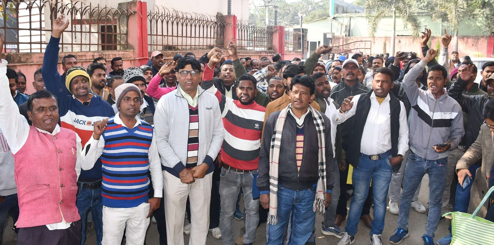 Bokaro News : आउटसोर्सिंग स्वास्थ्यकर्मियों ने सीएस कार्यालय का किया घेराव