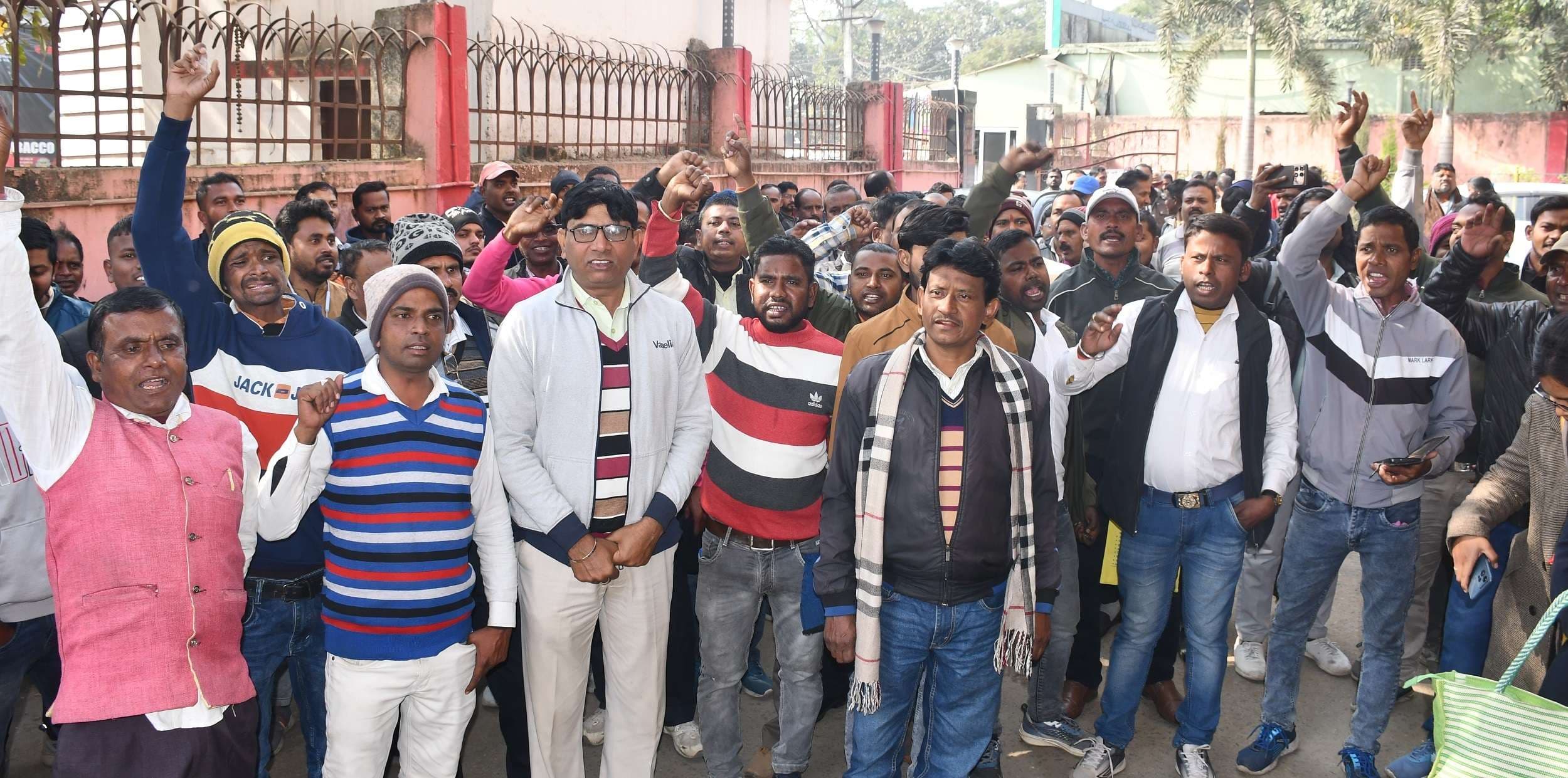 Bokaro News : आउटसोर्सिंग स्वास्थ्यकर्मियों ने सीएस कार्यालय का किया घेराव