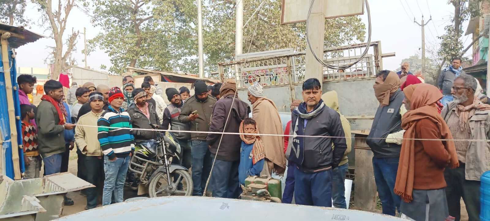 अतिक्रमण मुक्त कराने को लेकर अंचल प्रशासन सड़कों का कर रही पैमाइश