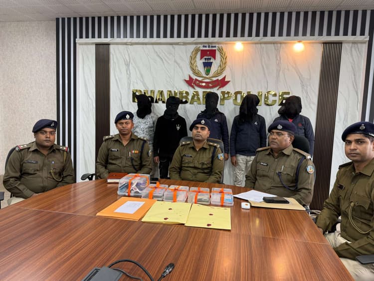 Dhanbad News: अंतरराज्यीय साइबर गिरोह के पांच सदस्य पुराना बाजार के होटल से गिरफ्तार, छह फरार