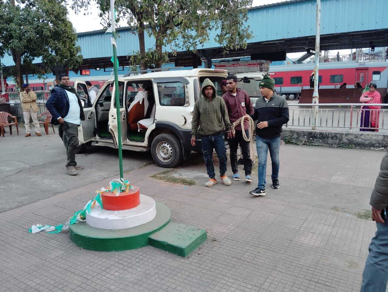 Dhanbad News: टाटा-जयनगर एक्सप्रेस में लूटपाट मामले का हुआ खुलासा, चार गिरफ्तार, क्राइम सीन को किया रीक्रिएट