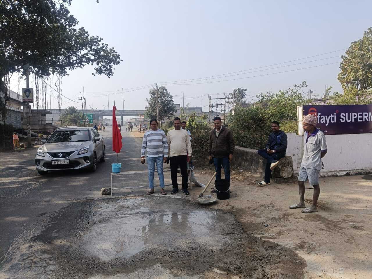 <bha>--</bha>बदहाल सड़क के गड्ढों को भरने के लिए ग्रामीणों ने किया श्रमदान