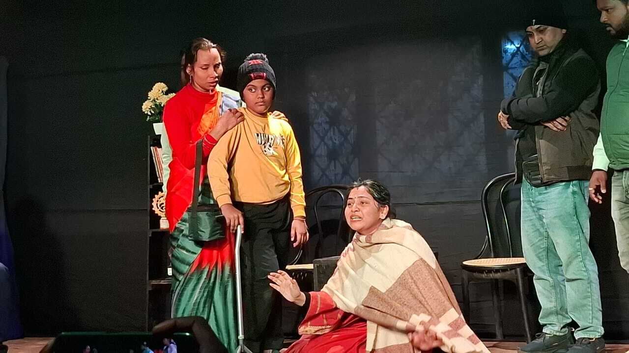 Giridh News :नाटक ‘काल कोठरी’ का मंचन कर कलाकारों ने लूटी वाहवाही