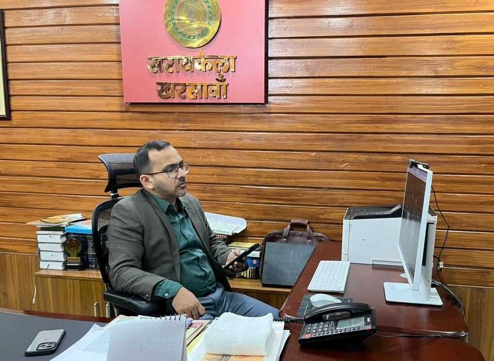 Seraikela Kharsawan News : जब्त बालू का ई-ऑक्शन कर राजस्व बढ़ायें
