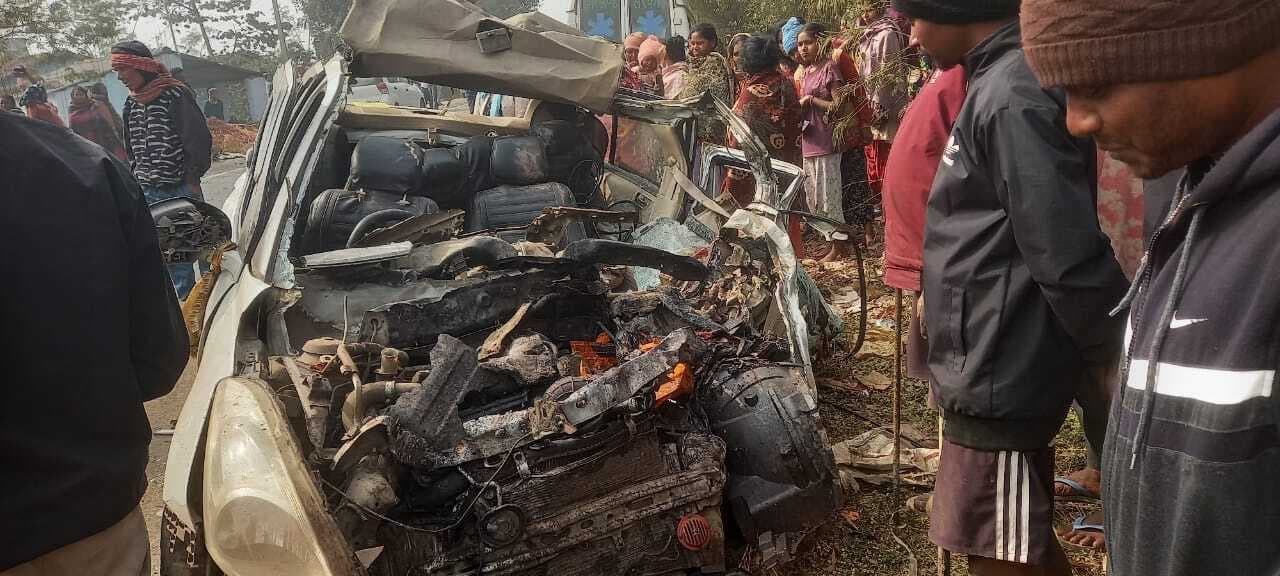 Seraikela Kharsawan News : ट्रक मरम्मत कराने जा रहे थे गुंजन, दुर्घटना में कार के परखच्चे उड़ गये