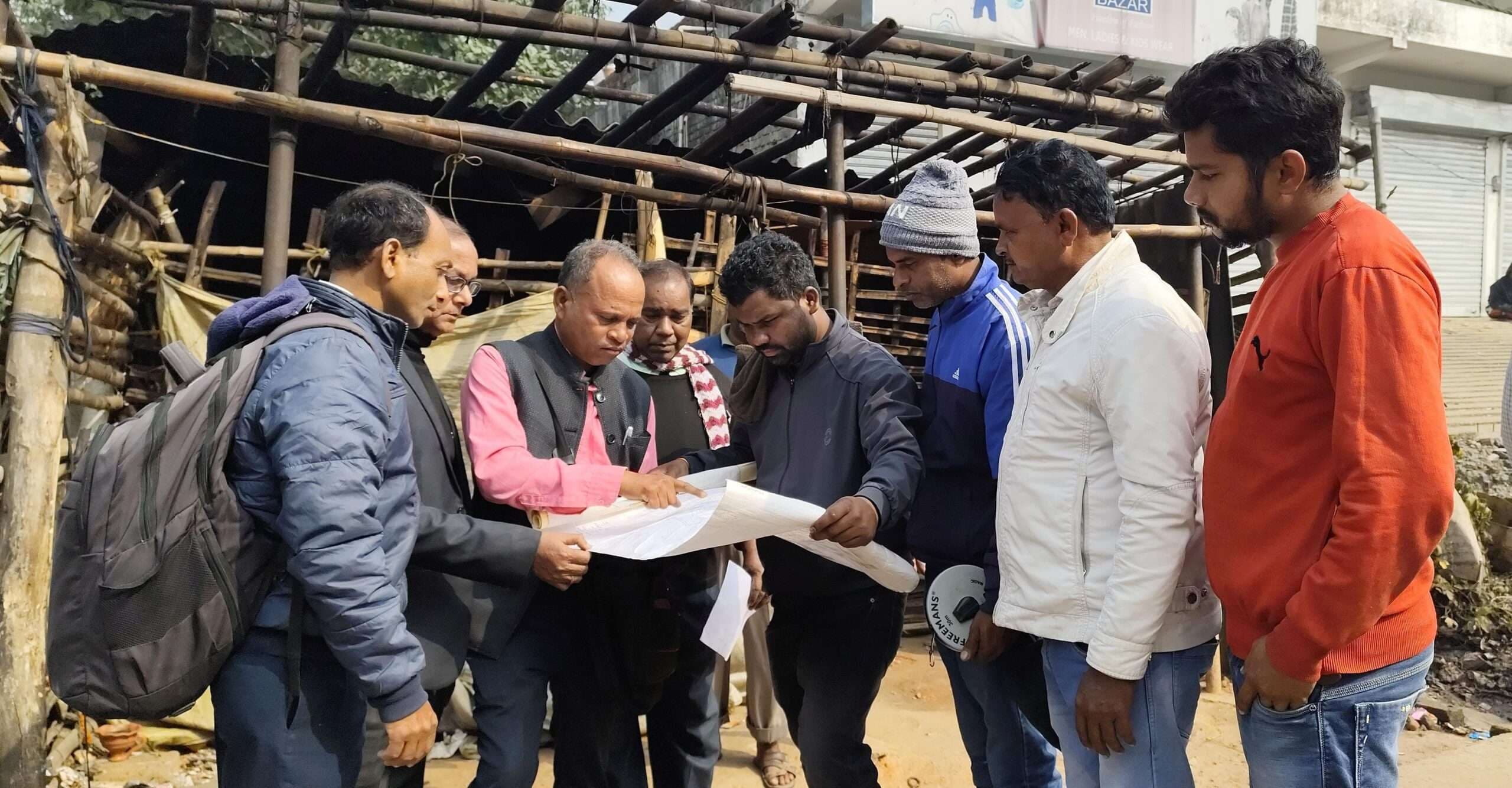 East Singhbhum News : हाइवे किनारे बस स्टैंड के पास जमीन की मापी हुई, हड़कंप