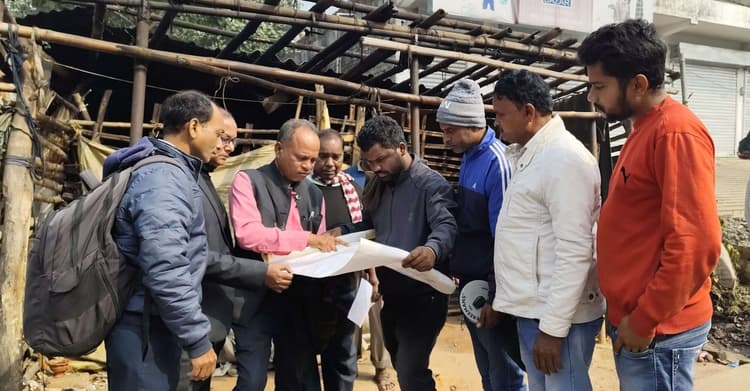 East Singhbhum News : हाइवे किनारे बस स्टैंड के पास जमीन की मापी हुई, हड़कंप