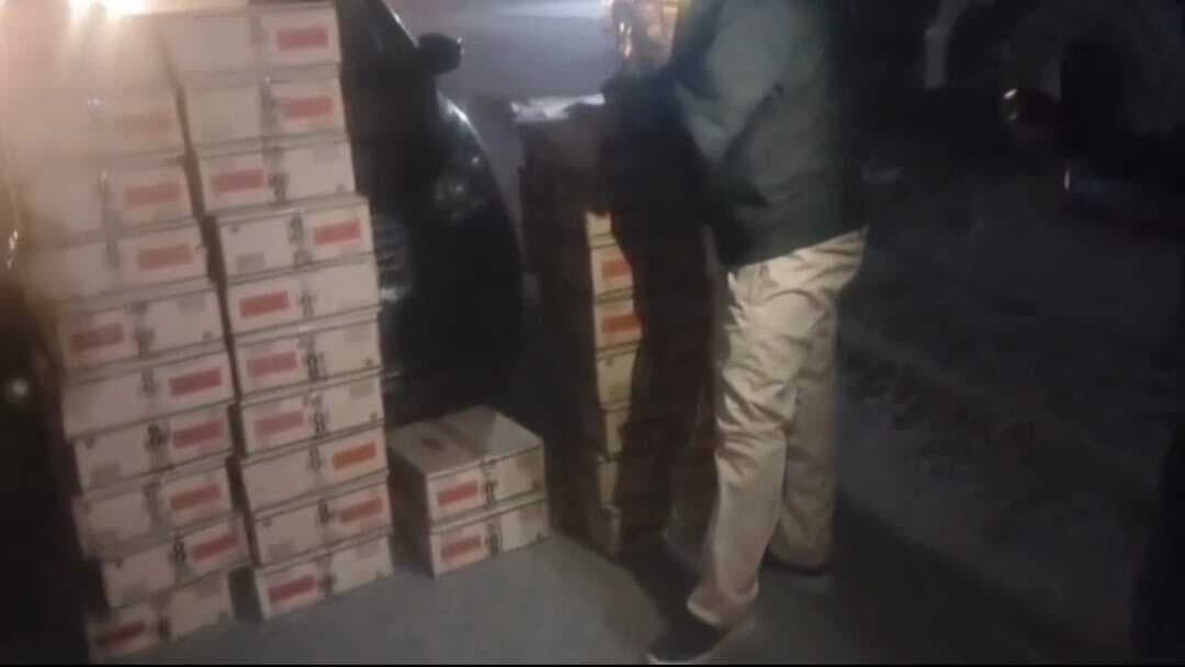 कार से 259 लीटर शराब बरामद, दो तस्कर गिरफ्तार