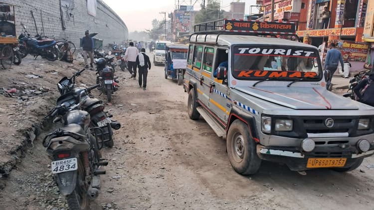 मोहनिया में एनएच-19 सर्विस सड़क निर्माण बना लोगों की मुसीबत