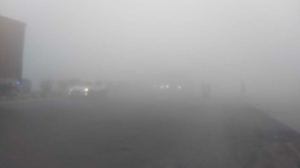 घने कोहरे के कारण जीटी रोड पर कछुए की गति से वाहन चालक चलने को मजबूर